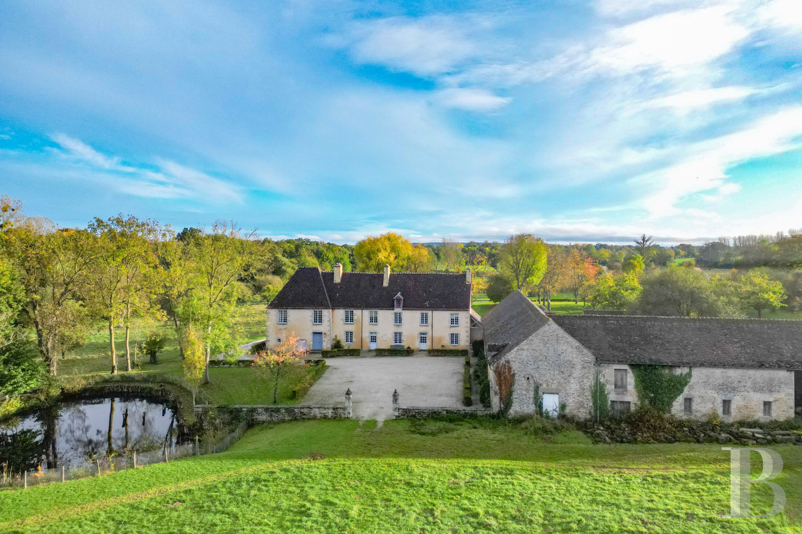 Dans l’Orne, au sud de la forêt domaniale d’Écouves, une gentilhommière du 18e siècle minutieusement rénovée - photo  n°1